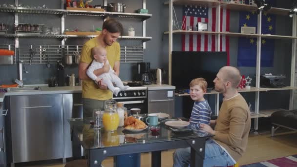 Langzaam Medium Shot Van Vrolijke Man Houden Baby Glimlachen Terwijl — Stockvideo