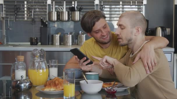 Sevgi Dolu Eşcinsellerle Ele Takip Etmek Mutfakta Birlikte Oturup Gülümserken — Stok video