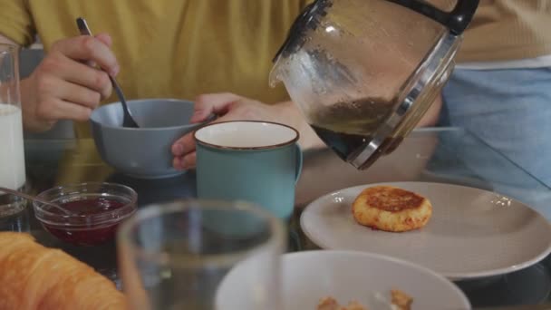 Handheld Close Schot Van Onherkenbare Man Gieten Koffie Mok Tijdens — Stockvideo