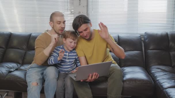 Střední Záběr Pomalým Veselým Párem Mužů Stejného Pohlaví Veselým Synem — Stock video