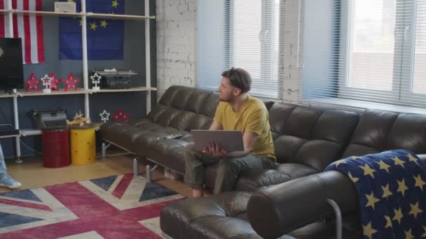 Bilgisayarlı Neşeli Bir Adamın Rahat Bir Dairede Koltukta Oturup Erkek — Stok video