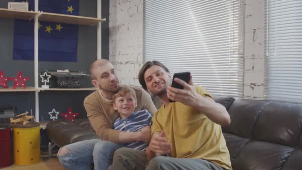 Handheld Lentidão Tiro Feliz Gay Pais Bonito Menino Sentado Juntos — Vídeo de Stock