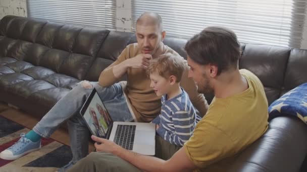 Повільний Середній Знімок Гей Батьків Милий Хлопчик Сидить Разом Дивані — стокове відео