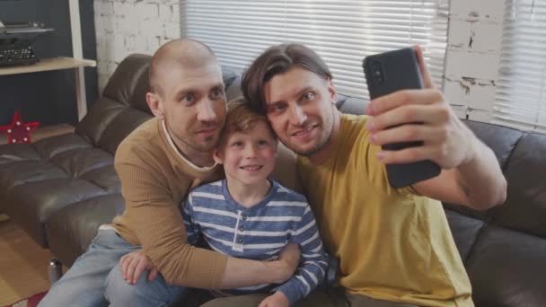 Portátil Slow Alegre Gay Padres Lindo Poco Hijo Sentado Juntos — Vídeos de Stock