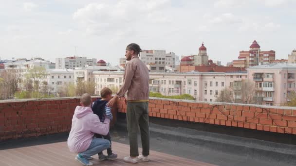 Slowmo Visão Traseira Rastreamento Tiro Pais Gays Seu Pequeno Filho — Vídeo de Stock