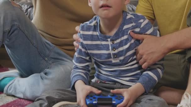 Повільно Нахилений Знімок Щасливого Маленького Хлопчика Сидить Килимку Грає Відеогру — стокове відео