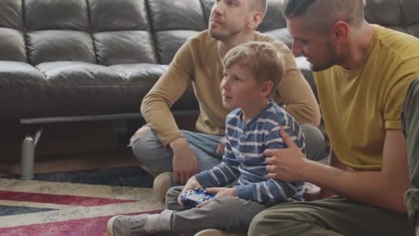 Tilt Slowmo Von Glücklichen Schwulen Vätern Und Kleinem Sohn Sitzt — Stockvideo