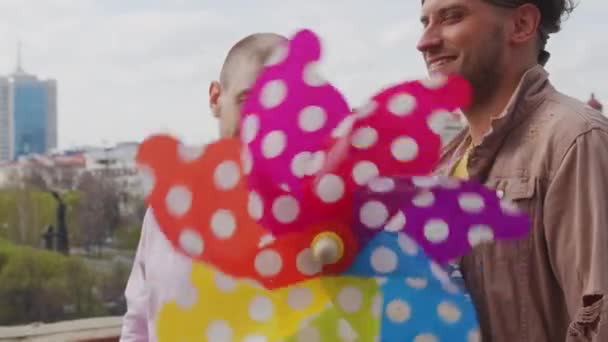 Slowmo Tiro Feliz Menino Com Colorido Pinwheel Brinquedo Seus Alegres — Vídeo de Stock