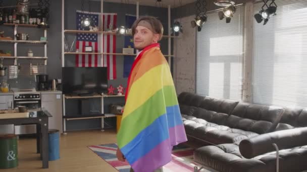Portret Spowolnione Ujęcie Homoseksualnego Młodego Mężczyzny Tęczową Flagą Stojącego Swoim — Wideo stockowe