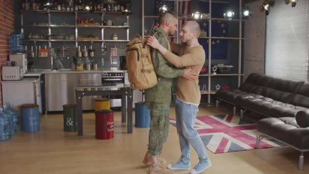 追踪一名身着军服的同性恋男子在出发前向他的男朋友告别的镜头 他们拥抱在一起 触摸着彼此的额头 — 图库视频影像