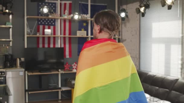 Langzame Portretfoto Van Homoseksuele Jongeman Met Regenboogvlag Staande Zijn Gezellige — Stockvideo