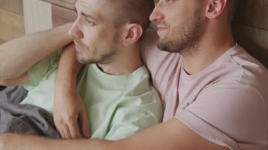 Yavaşça yaklaşın. Sevecen genç erkeklerin sabahları el ele tutuşup el ele tutuşmalarını izleyin.