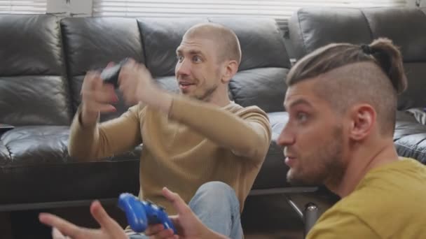 Langzaam Schot Van Opgewonden Jonge Man Spelen Videospel Met Zijn — Stockvideo