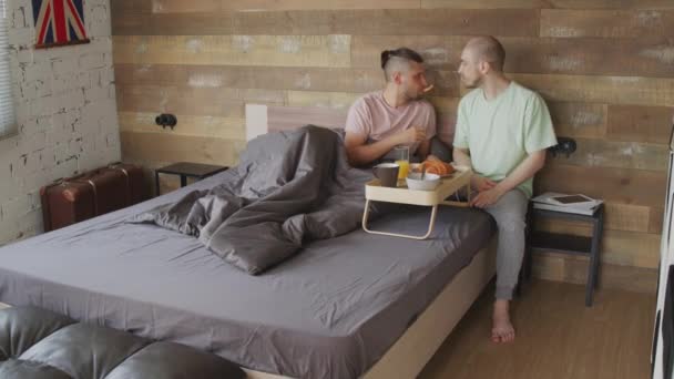 Повільний Знімок Люблячої Гей Пара Сидить Ліжку Обмінюється Сніданком Разом — стокове відео