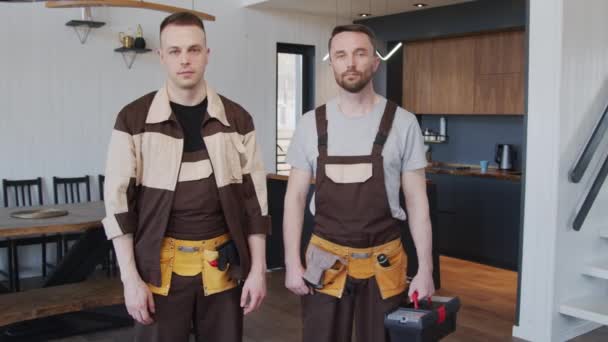 Slowmo Portrait Tourné Avec Suivi Des Jeunes Bricoleurs Uniforme Posant — Video