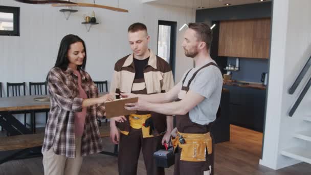 Slowmo Portrét Záběr Šťastné Mladé Ženy Podepisující Dokument Podložce Držení — Stock video