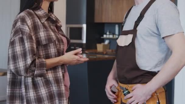 Slowmo Naklonit Portrét Záběr Šťastné Mladé Ženy Údržbář Uniformě Chatování — Stock video