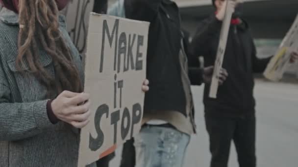 Slowmo Vippe Skud Gruppe Unge Med Ansigtsmasker Holder Tegn Protesterer – Stock-video
