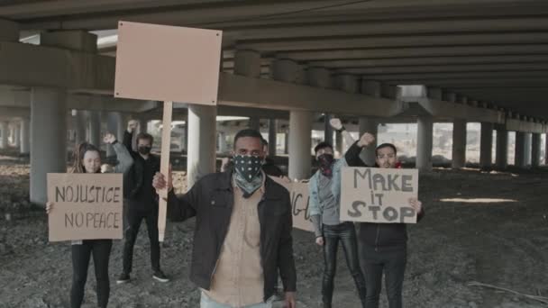 Slowmo Suivi Portrait Shot Groupe Jeunes Avec Des Signes Protestation — Video