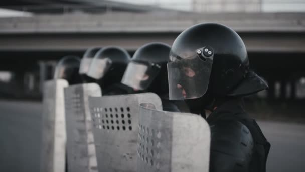 Tam Teçhizatlı Kalkanları Olan Çevik Kuvvet Polislerinin Orta Ölçekli Görüntüsü — Stok video