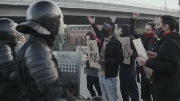 Портативный Медленный Снимок Группы Людей Масках Плакатами Скандирующих Протестующих Столкновении — стоковое видео