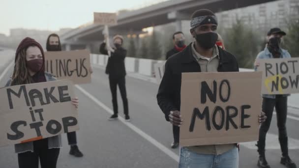 Handheld Slow Tiro Jovens Máscaras Faciais Bloqueando Estrada Protestando Com — Vídeo de Stock