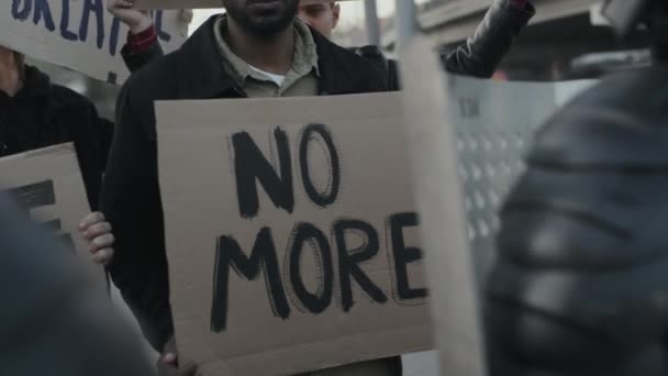 Slowmo Abattu Groupe Méconnaissable Personnes Tenant Des Pancartes Manifestant Devant — Video