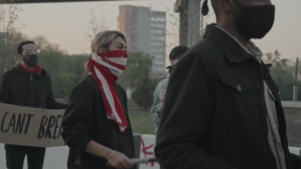 Langzame Tracking Shot Van Gemaskerde Jongeren Met Borden Honkbalknuppel Bij — Stockvideo