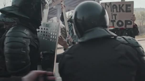 Langsam Aufgenommene Aufnahme Von Zwei Bereitschaftspolizisten Voller Montur Die Auf — Stockvideo