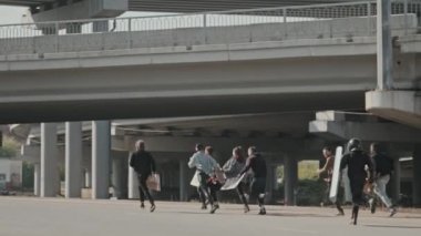 Kalkanları olan çevik kuvvet polisinden kaçan protestocuların yavaş çekimleri
