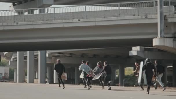 Langzaam Volgen Van Het Schot Van Demonstranten Met Borden Wegrennen — Stockvideo