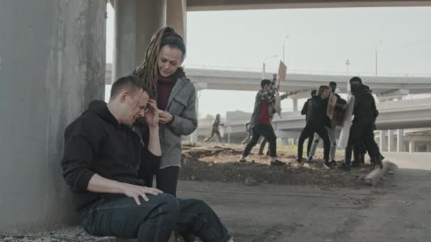 Slowmo Shot Young Woman Dreadlocks Helping Wounded Young Man Sitting — Stock Video