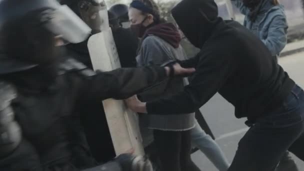 Handheld Slow Shot Van Oproerpolitie Agenten Volle Uitrusting Die Demonstranten — Stockvideo