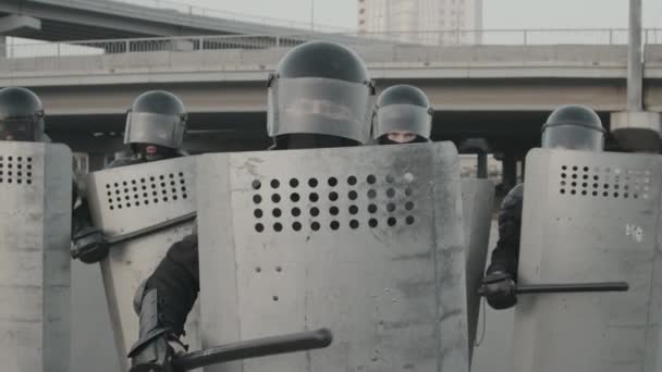 Slowmo Plan Moyen Policiers Émeute Train Bloquer Rue Battre Des — Video