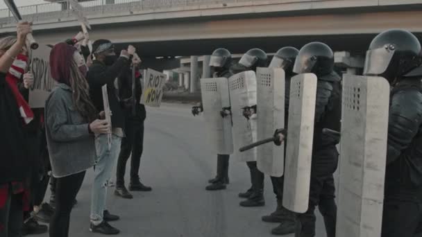 Sledování Pomalého Záběru Mladých Lidí Obličejových Maskách Držících Cedule Protestujících — Stock video