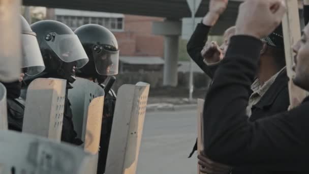 Slowmo Sledování Záběru Povstaleckých Policistů Plné Zbroji Drží Štíty Stojí — Stock video