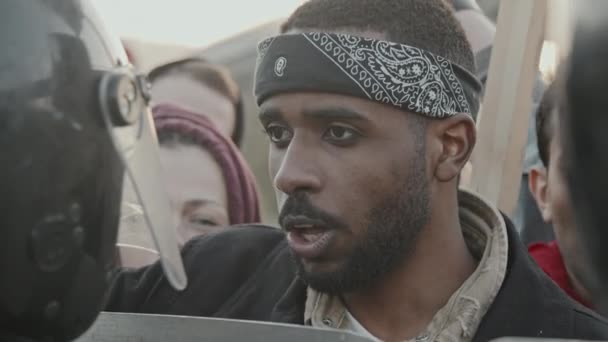 Zblízka Záběr Různorodé Skupiny Demonstrantů Kteří Stáli Před Povstaleckými Policisty — Stock video