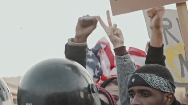 Slowmo Záběr Různorodé Skupiny Demonstrantů Cedulemi Vlajkou Usa Skandování Před — Stock video