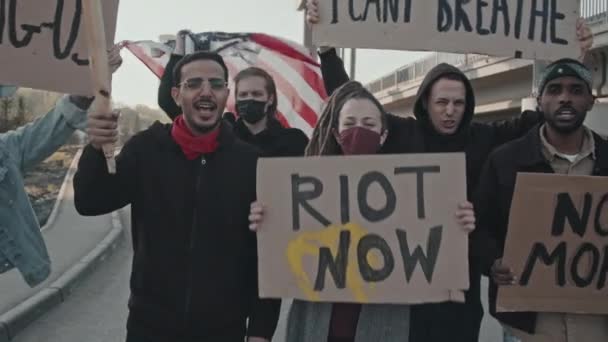 Plan Suivi Slowmo Divers Groupes Jeunes Avec Des Signes Drapeau — Video