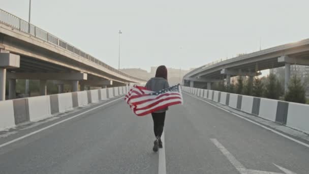 Slowmo Spårning Skott Ung Kvinna Med Dreadlocks Hålla Usa Flagga — Stockvideo