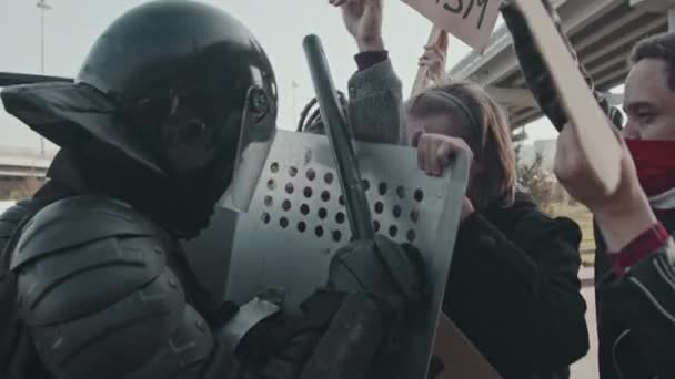 Langzaam Schot Van Demonstranten Met Borden Tegen Oproerpolitie Schilden — Stockvideo