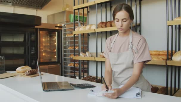 Slowmo Medium Skott Ung Kvinna Förkläde Står Bakom Disken Mysiga — Stockvideo