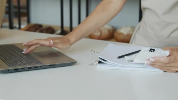 Zblízka Střední Část Záběr Nerozpoznatelné Ženské Pokladny Pomocí Notebooku Kontrolu — Stock video