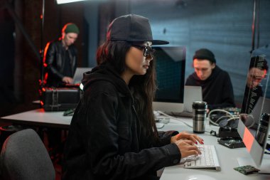 Karanlık ofiste çalışan hackerlar takımı.