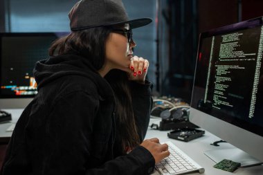 Kadın hacker yasadışı olarak web sitesine giriyor