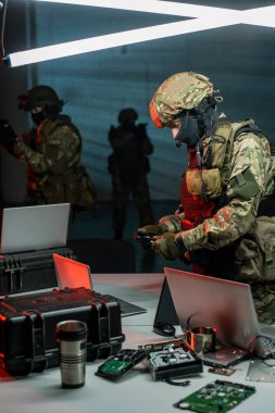 Suç savaşçıları suçluların izini arıyor.