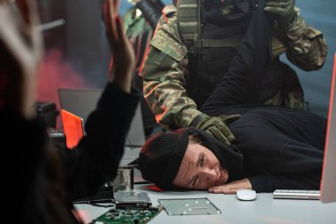 Kanal suçlusu kamuflaj kıyafeti giyen adamlar tarafından kaçırılıyor.