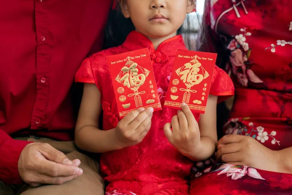 Lindo niño asiático sosteniendo postales rojas —  Fotos de Stock