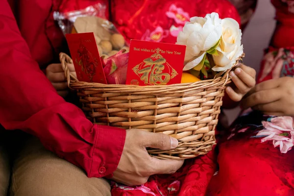 Cesto con fiori e cartoline di Capodanno — Foto Stock