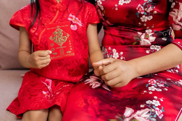 Bambina in abito rosso cinese con cartolina di Capodanno — Foto Stock